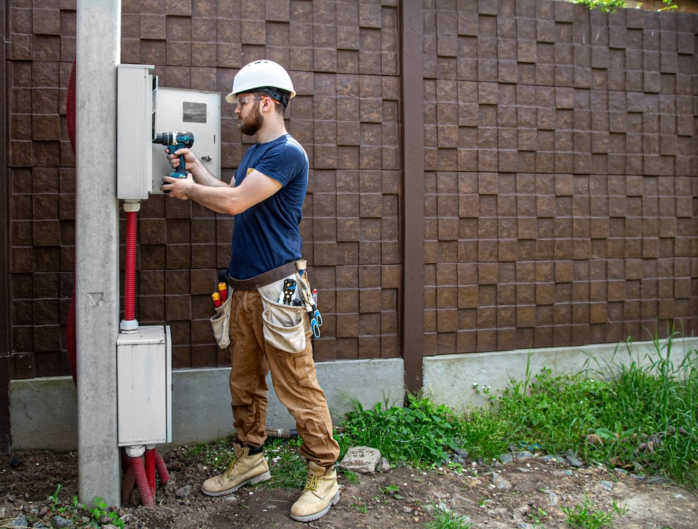 LENA Elektrik Hamburg | electrician builder at work examines the cable co 2023 11 27 05 28 39 utc 1 Gross